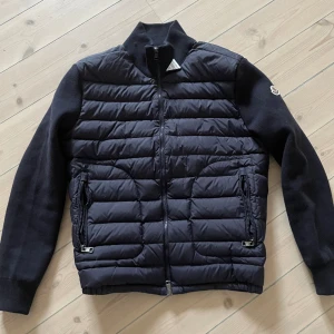 Moncler cardigan - Tjena! Säljer dena old season Moncler Cardigan. Färgen är mörkblå och storleken är M men får absolut plats i S  Modellen i bilden är 185! Skicket är  7/10 eftersom den är old season. Men inga skador. Pris kan diskuteras! Vi tar gärna också bytförslag