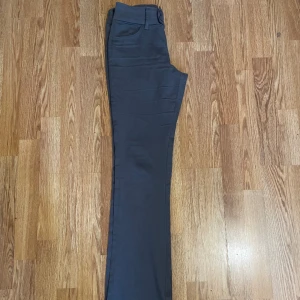 Bootcut low waist kostymbyxor  - Säljer super fina low waist grå bootcut kostymbyxor. ☺️lite för stora på mig🌸 jag är 165cm och byxorna passar mig perfekt längd 🤩 använt 1 gång🫶