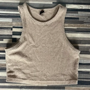 Linne - Ett fint brunt linne i bra skick. Säljs då jag inte använder det längre. Tveka inte på och höra av dig vid frågor🌸