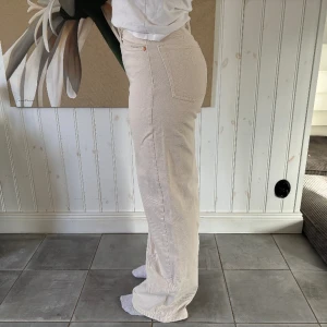 Ljusa jeans - Aldrig använda jeans ifrån GinaTricot i storlek 38, är lite tajtare i midjan skulle tro 36 i midja men annars väldigt långa. Köpte dom för 700.