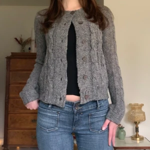 Stickad kofta - Grå mysig kofta med knappar, originellt från Indiska! 💞