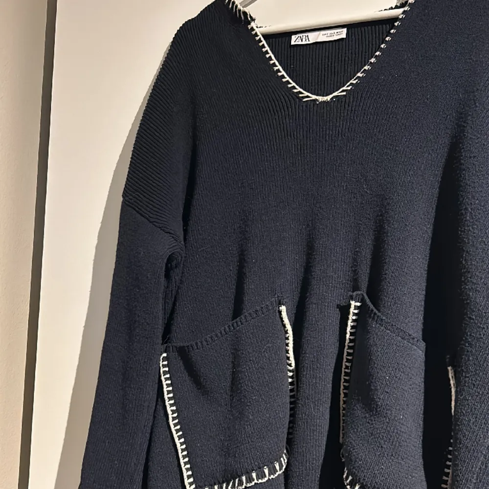 Marinblå tröja med konturer från zara köpt för 400. Tröjor & Koftor.
