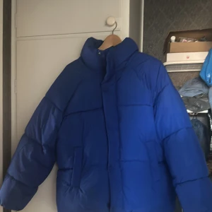 Jacka - En  helt ny jacka som är nästan oanvänd, har använts en eller två gånger. Jag säljer den för att den är för stor. Den är i nytt skick.