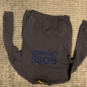 Hugo boss träja - Jag säljer en svart Hugo boss crewneck/tröja med mörkblått tryck för 199