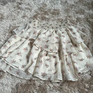 Kjol  - Sommarkjol med volanger  Gina Tricot  Knappt använd 