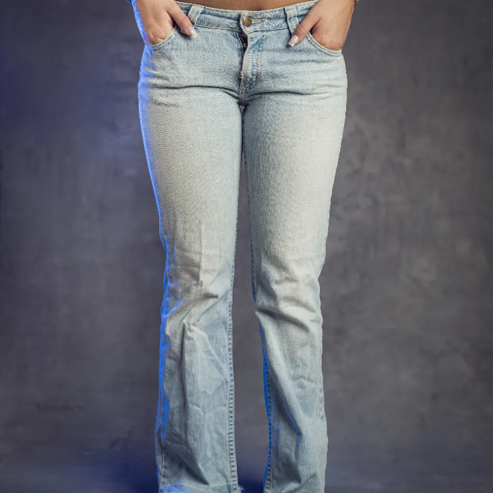 Lee Jeans lowwaist Pris: 299kr midjemått (rakt över): 34 cm innerbens längd: 74 cm  ytterbens längd: 97 cm. Jeans & Byxor.