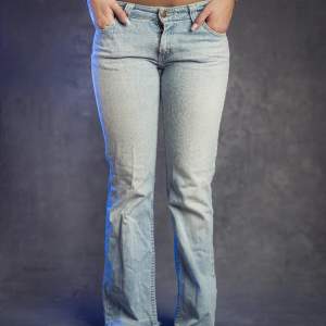 Lee Jeans lowwaist Pris: 299kr midjemått (rakt över): 34 cm innerbens längd: 74 cm  ytterbens längd: 97 cm