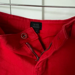 Röda shorts  - Superfina röda lågmidjade shorts! Säljer då dom tyvärr blivit för små för mig! 