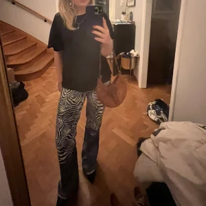 Zebra jeans - Säljer dess as coola zebra jeans som jag älskar. Säljer endast vid bra pris.