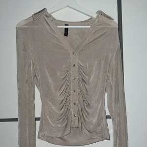 Elegant Skjorta  - Älskar denna toppen! Har använt den så många gånger och den är fortfarande i bra skick☺️ Den är inte sönder nånstans. Säljer eftersom jag aldrig använder den längre