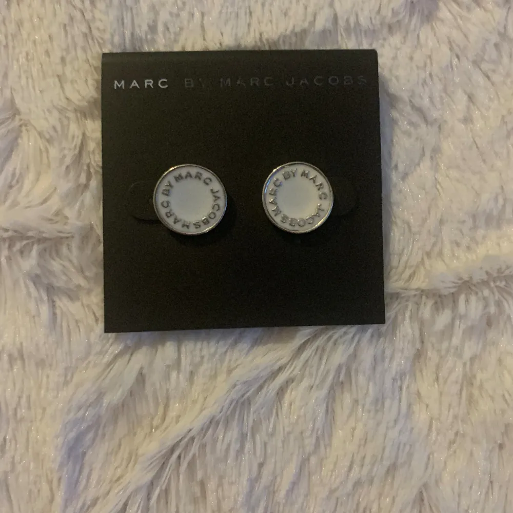 Helt Nya helt oanvända Marc Jacobs örhängen vita och silver ”original”.  . Accessoarer.