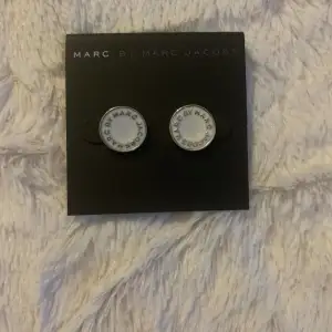 Helt Nya helt oanvända Marc Jacobs örhängen vita och silver ”original”.  