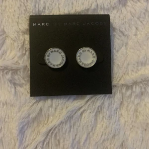 MARC BY MARC JACOBS - Helt Nya helt oanvända Marc Jacobs örhängen vita och silver ”original”.  