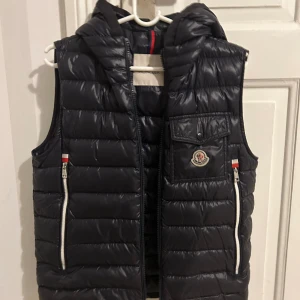 Moncler väst  - Har en svag lukt av killparfym, inga defekter.