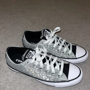 CONVERSE - Hej säljer min fina converser dom har inte kommit till användning och har inte används någon gång. Dom är i storlek 37,5.💗💗