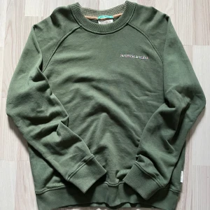 Grön Stotch & soda sweatshirt - 699kr - Grön Scotch & Soda sweatshirt i storlek small. Kropp i 100% bomull blend, muffar & krage 96% bomull, 4% elsastan blend. Multi färg ”SCOTCH & SODA” 3D tryck på vänstra delen av bröstkorgen. För mått/fler bilder skriv privat.