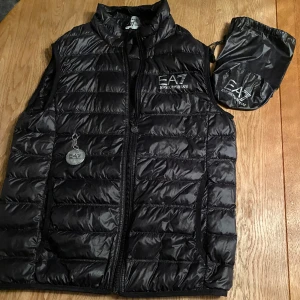 EA7 (Emporio Armani) väst  - Säljer pga den inte passar. Original priset är 2000kr men mitt pris är 650kr där påse och emblem följer med. Västen är i skick 10/10 där jag inte använde den mer än 1 enda gång. Pris kan diskuteras vid snabb affär.
