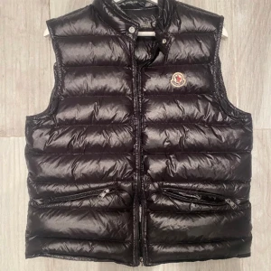 Moncler gui väst storlek 2/M - Säljer min moncler gui väst skicket är 10/10 pris i butik är mellan 8000-8500,kontakta för mer frågor och bilder