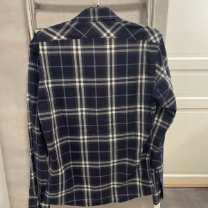 Burberry skjorta  - Tjena!!  Säljer en burberry skjorta väldigt bra skick! Storlek M