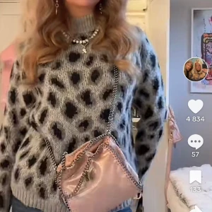 Leopard tröja - Jättefin tröja som jag köpte från Sellpy men som tyvärr var lite för kort i armarna, därför jag säljer. Bra skick💕💕