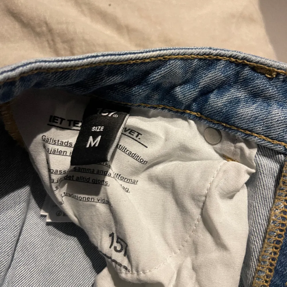 Snygga split bootcut jeans från Lager 157, med slits längst ner på sidan. Långa i passformen.. Jeans & Byxor.