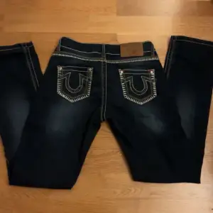 Säljer dessa super fina true religion jeans åt min vän då hon inte använder de längre💕 priset kan diskuteras💕