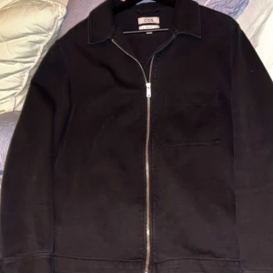 Elegant kofta - En riktigt elegant ful-zip kofta i svart som passar till dem flesta stilarna. Den är i sjukt bra skick, använd några få gånger. Skriv för fler frågor, svarar snabbt.