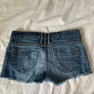 Asssssss coola lågmidjade  jeans shorts köpta secondhand🤩😍😍