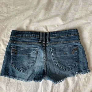 Lågmidjade Jeans shorts - Asssssss coola lågmidjade  jeans shorts köpta secondhand🤩😍😍