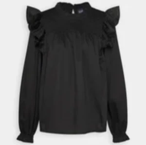 Blus - Säljer denna fina svarta blus från GAP som inte längre säljs❣️ Köpt på zarlando för 500kr. Perfekt nu inför våren💘 Skriv privat för fler bilder. Priset går att diskutera!