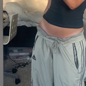 adidas trackpants - ett par asnajs adidas trackapants som tyvärr inte kommer till användning längre, storlek M