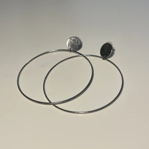 Hoops - Osäker på om det är silver men tror stainless steel. 