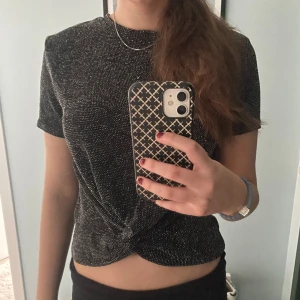 Fest topp  - Säljer denna topp som är skit snygg och glittrar!!! Den är från bikbok i storlek XS! Jätte bra skick! 🩶 99kr plus frakt 🩶