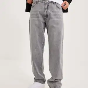 Hej, säljer ett par gråa jeans från woodbird, dem har inga fläckar eller skador. Nypris 800 kronor men säljer för 400. Frågor eller funderingar är det bara att höra av sig ❤️