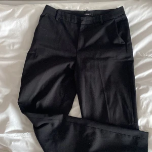 Kostymbyxor!! - Superfina kostymbyxor från Lindex som inte kommer till användning. Den silvriga knappen som man ser på andra bilden har gått sönder men har sytt tillbaka den så de går att använda. 