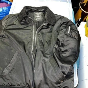 Crocker fodrad bomberjacka  - Fodrad bomber jacka från crocker   Varm och mysig 