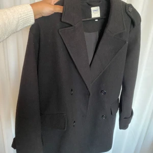 Oversize kappa  - Lagom tjock så den passar både höst och vår. Stor i storleken, den är snarare en M 