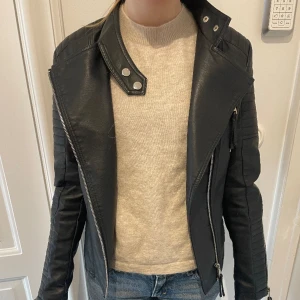 Superfin skinnjacka  - En jättefin skinnjacka i nyskick från missäy. Jackan är knappt använd och i storlek xs.