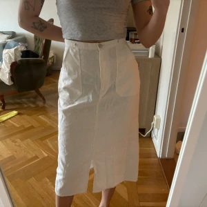 Vintage linnekjol - Älta vintage, passar S/M finns hål för att dra igenom ett ”skärp” Köper du med instabox skickar jag samma dag🫶🏻