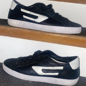 Diesel Skor  - Säljer mina knappt använda diesel skor. Strl 42,5 passar mig som vanligtvis kör 43. Nypris ligger på 2500kr. Enda defekten är att innersulan repats lite, inget som syns utåt. Storleken slutsåld på många sidor