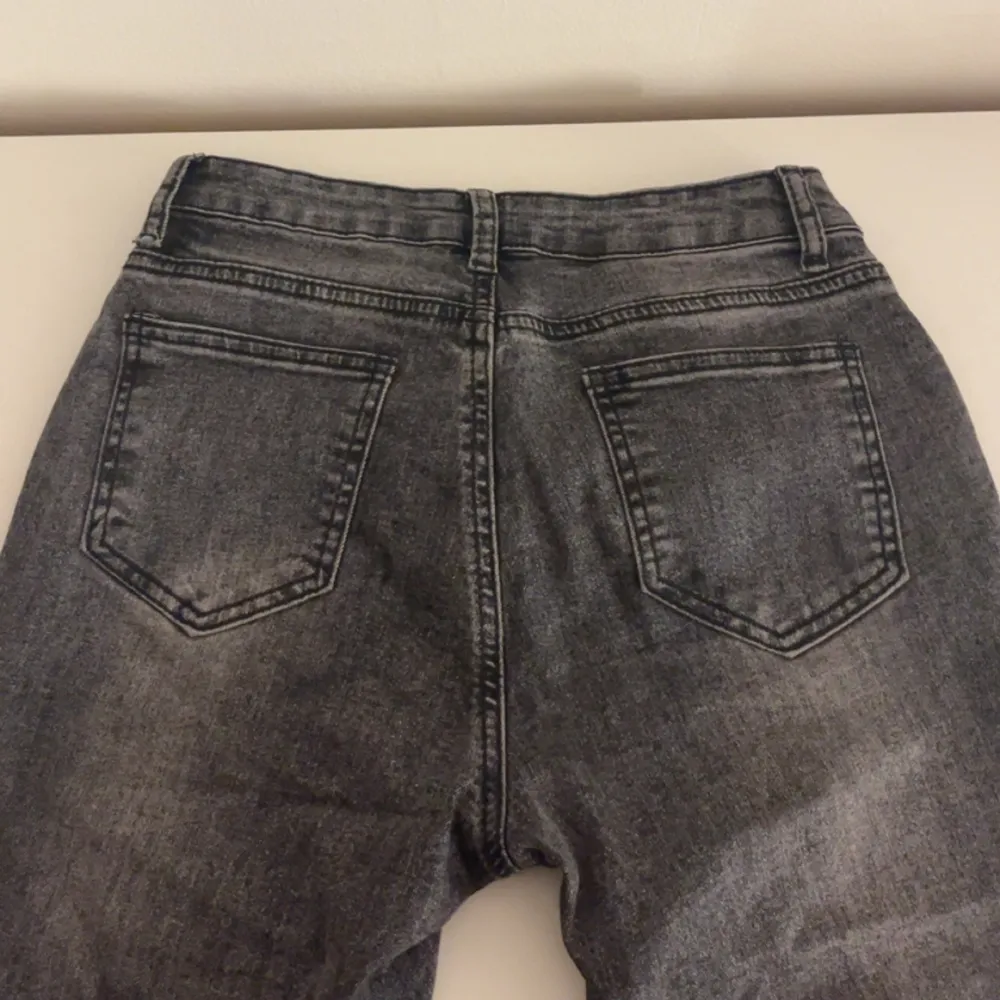 Superfina grå lågmidjade utsvängda jeans, är osäker på storlek men passar mig som vanligtvis har 36 på byxor och är 165 lång. Säljer för att de inte kommer till användning, skriv gärna för fler bilder!. Jeans & Byxor.