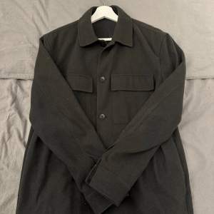 Overshirt från zara i grå/grön, Storlek medium, pris 200kr