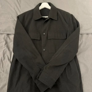 Zara overshirt - Overshirt från zara i grå/grön, Storlek medium, pris 200kr