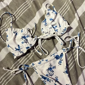 Blommig bikini - Jätte söt blommig bikini knappt använd