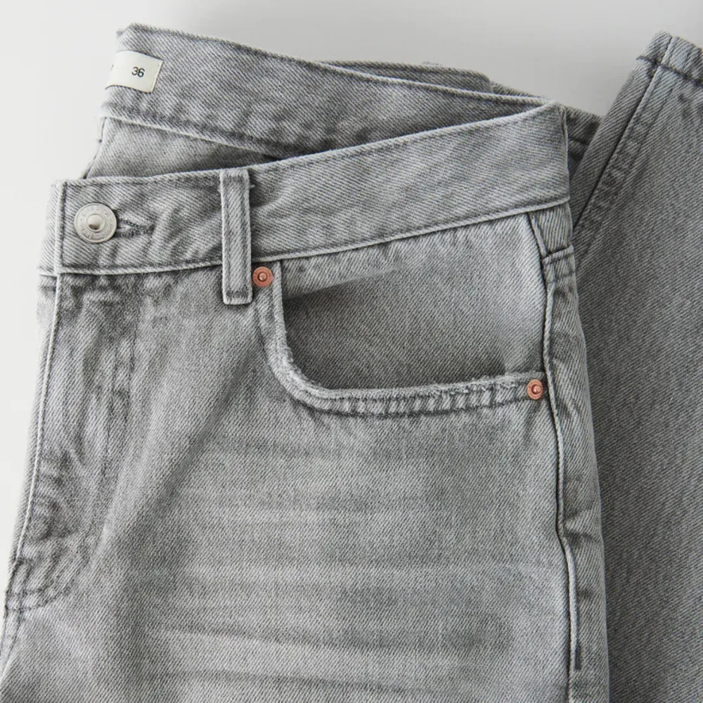 säljer mina fina gråa lågmidjade jeans ifrån gina💕. Jeans & Byxor.