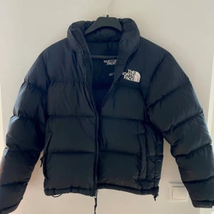 North Face jacka - Väldigt bra skick, använd ett fåtal gånger! Något mindre storlek, jag brukar ha XS men denna satt bra☺️ 