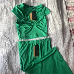 Grönt set  - Set, croppad topp med lång kjol. Oanvänd. Toppen är storlek XS och kjolen är storlek S. Hela för 100 kr.