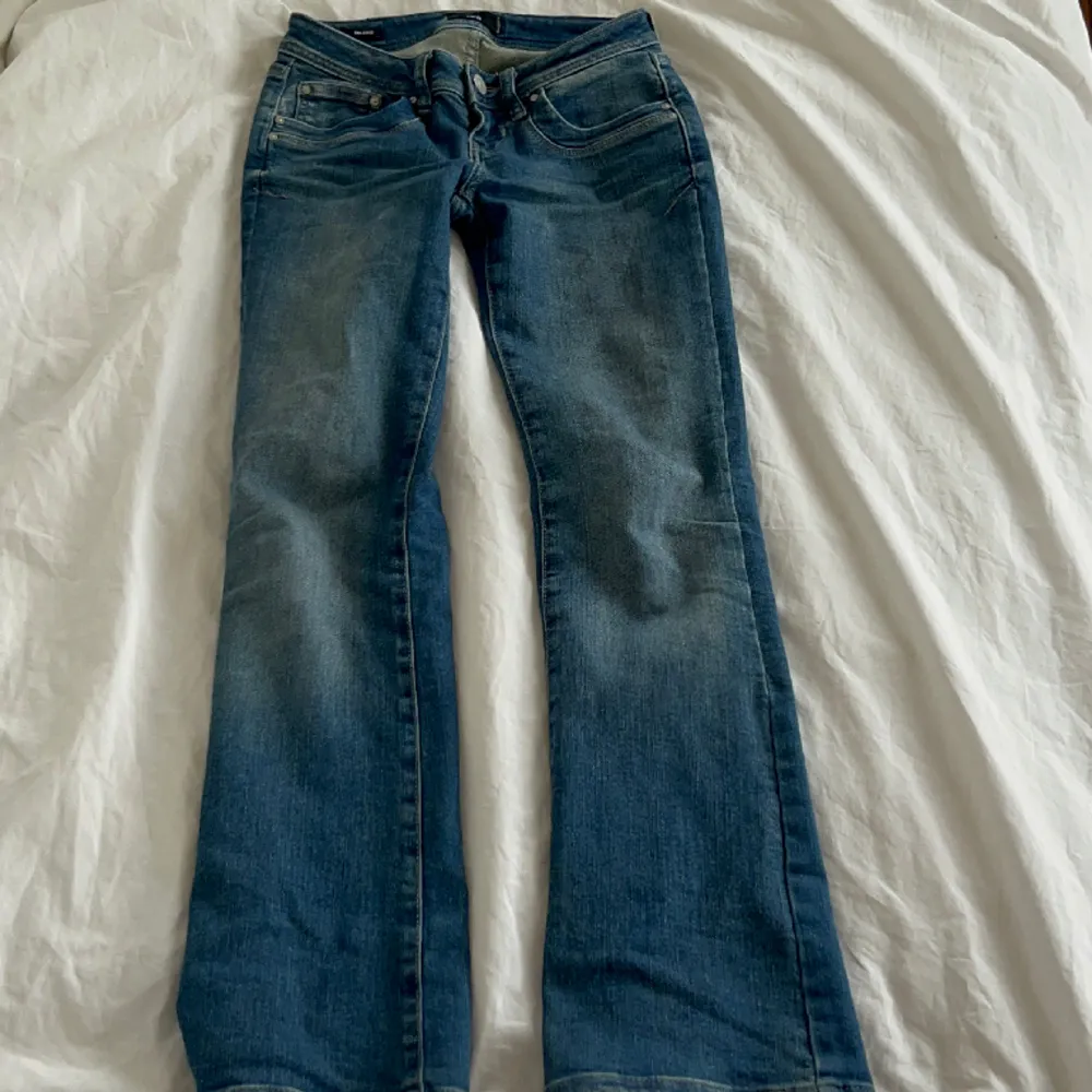 Säljer mina super snygga jeans från ltb. Storlek 24/30 och säljer de för 450 kr. Använd fåtal gånger så de är i väldigt bra skick! 💕Köparen står för frakten, jag kan mötas upp!. Jeans & Byxor.