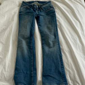 Säljer mina super snygga jeans från ltb. Storlek 24/30 och säljer de för 450 kr. Använd fåtal gånger så de är i väldigt bra skick! 💕Köparen står för frakten, jag kan mötas upp!