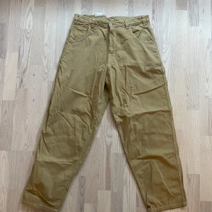 Jeans från streetstyle  - Byxor i bra skick, hamnat i flyttlåda senaste åren. Skön passform. Bra pris. Storlek 32/34